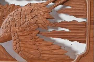 ヴィンテージ建具　昭和中期　在銘　松枝の広がりと飛翔する鶴が優雅な彫刻欄間2枚セット　(R-084889)