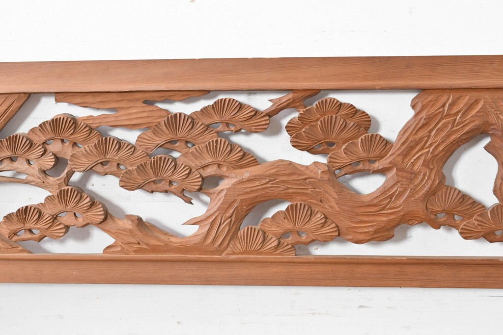 ヴィンテージ建具　昭和中期　在銘　松枝の広がりと飛翔する鶴が優雅な彫刻欄間2枚セット　(R-084889)