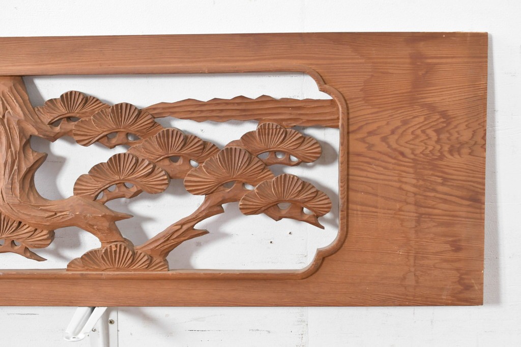 ヴィンテージ建具　昭和中期　在銘　松枝の広がりと飛翔する鶴が優雅な彫刻欄間2枚セット　(R-084889)