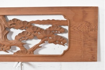 ヴィンテージ建具　昭和中期　在銘　松枝の広がりと飛翔する鶴が優雅な彫刻欄間2枚セット　(R-084889)