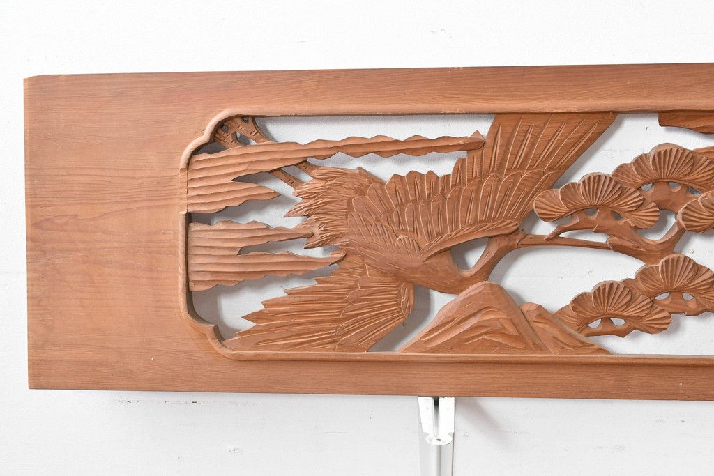 ヴィンテージ建具　昭和中期　在銘　松枝の広がりと飛翔する鶴が優雅な彫刻欄間2枚セット　(R-084889)