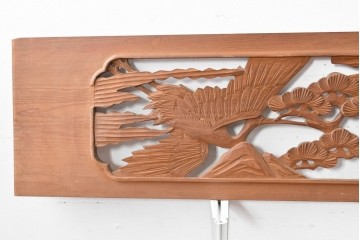 ヴィンテージ建具　昭和中期　在銘　松枝の広がりと飛翔する鶴が優雅な彫刻欄間2枚セット　(R-084889)