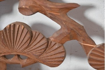 ヴィンテージ建具　昭和中期　在銘　松枝の広がりと飛翔する鶴が優雅な彫刻欄間2枚セット　(R-084889)