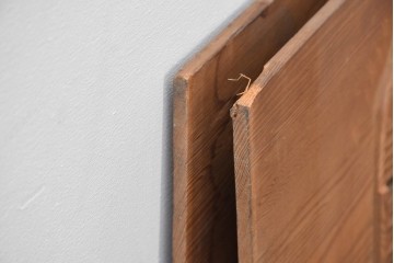 ヴィンテージ建具　昭和中期　在銘　松枝の広がりと飛翔する鶴が優雅な彫刻欄間2枚セット　(R-084889)