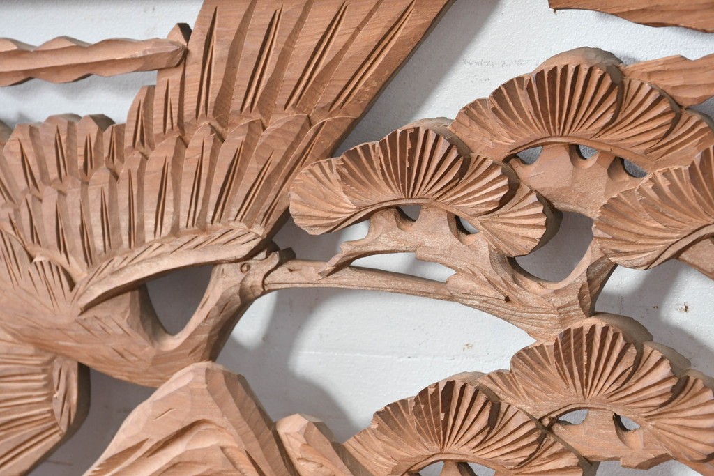 ヴィンテージ建具　昭和中期　在銘　松枝の広がりと飛翔する鶴が優雅な彫刻欄間2枚セット　(R-084889)