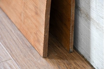 ヴィンテージ建具　昭和中期　在銘　松枝の広がりと飛翔する鶴が優雅な彫刻欄間2枚セット　(R-084889)