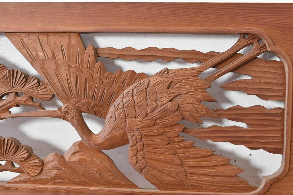 ヴィンテージ建具　昭和中期　在銘　松枝の広がりと飛翔する鶴が優雅な彫刻欄間2枚セット　(R-084889)