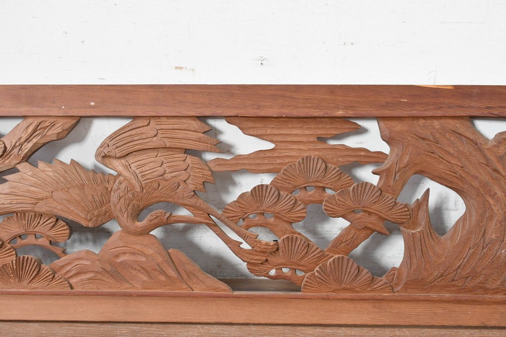 ヴィンテージ建具　昭和中期　在銘　松枝の広がりと飛翔する鶴が優雅な彫刻欄間2枚セット　(R-084889)