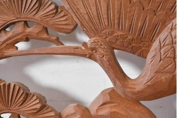 ヴィンテージ建具　昭和中期　在銘　松枝の広がりと飛翔する鶴が優雅な彫刻欄間2枚セット　(R-084889)