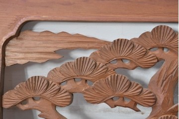 ヴィンテージ建具　昭和中期　在銘　松枝の広がりと飛翔する鶴が優雅な彫刻欄間2枚セット　(R-084889)