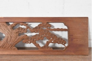 ヴィンテージ建具　昭和中期　在銘　松枝の広がりと飛翔する鶴が優雅な彫刻欄間2枚セット　(R-084889)