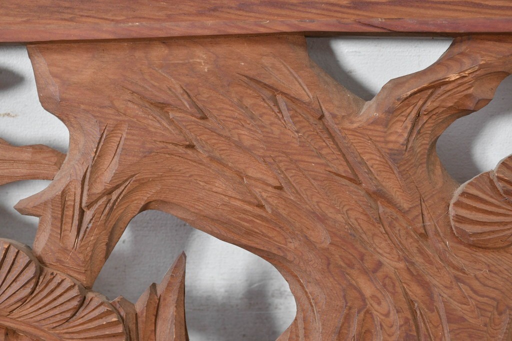 ヴィンテージ建具　昭和中期　在銘　松枝の広がりと飛翔する鶴が優雅な彫刻欄間2枚セット　(R-084889)