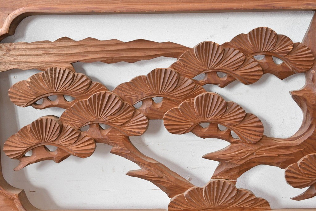 ヴィンテージ建具　昭和中期　在銘　松枝の広がりと飛翔する鶴が優雅な彫刻欄間2枚セット　(R-084889)