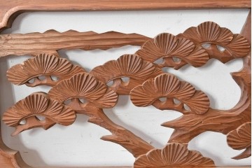 ヴィンテージ建具　昭和中期　在銘　松枝の広がりと飛翔する鶴が優雅な彫刻欄間2枚セット　(R-084889)