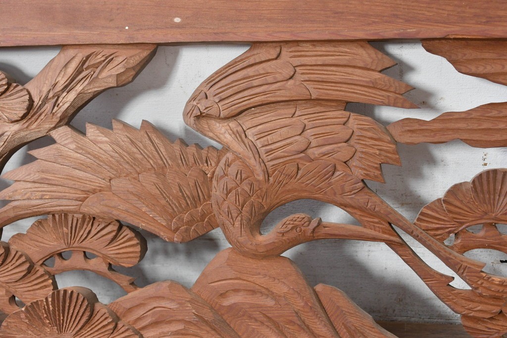 ヴィンテージ建具　昭和中期　在銘　松枝の広がりと飛翔する鶴が優雅な彫刻欄間2枚セット　(R-084889)