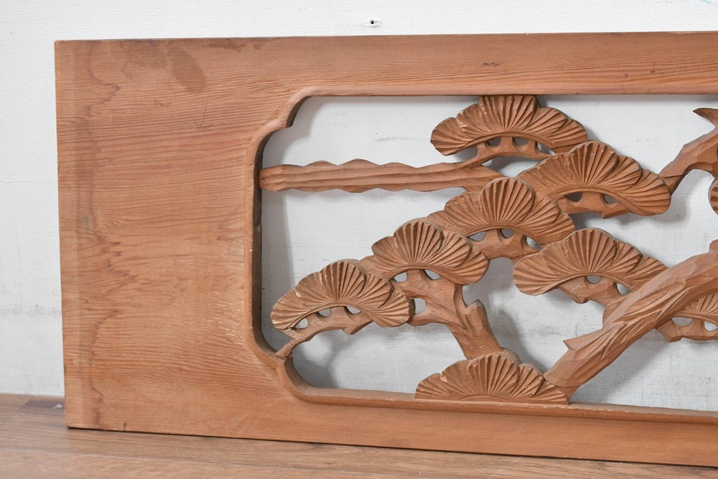 ヴィンテージ建具　昭和中期　在銘　松枝の広がりと飛翔する鶴が優雅な彫刻欄間2枚セット　(R-084889)