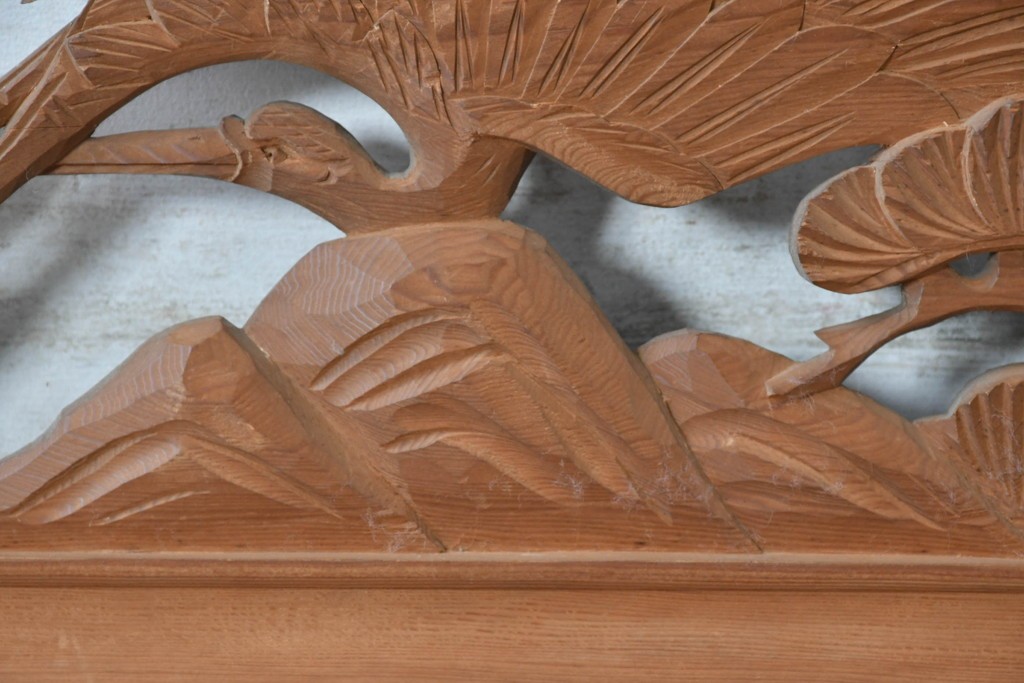 ヴィンテージ建具　昭和中期　在銘　松枝の広がりと飛翔する鶴が優雅な彫刻欄間2枚セット　(R-084889)