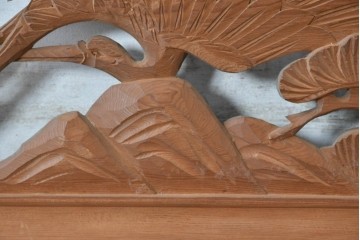 ヴィンテージ建具　昭和中期　在銘　松枝の広がりと飛翔する鶴が優雅な彫刻欄間2枚セット　(R-084889)