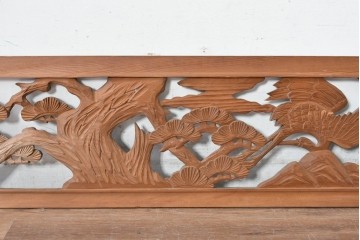 ヴィンテージ建具　昭和中期　在銘　松枝の広がりと飛翔する鶴が優雅な彫刻欄間2枚セット　(R-084889)