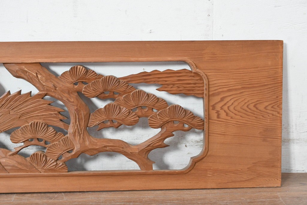 ヴィンテージ建具　昭和中期　在銘　松枝の広がりと飛翔する鶴が優雅な彫刻欄間2枚セット　(R-084889)