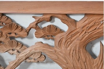 ヴィンテージ建具　昭和中期　在銘　松枝の広がりと飛翔する鶴が優雅な彫刻欄間2枚セット　(R-084889)