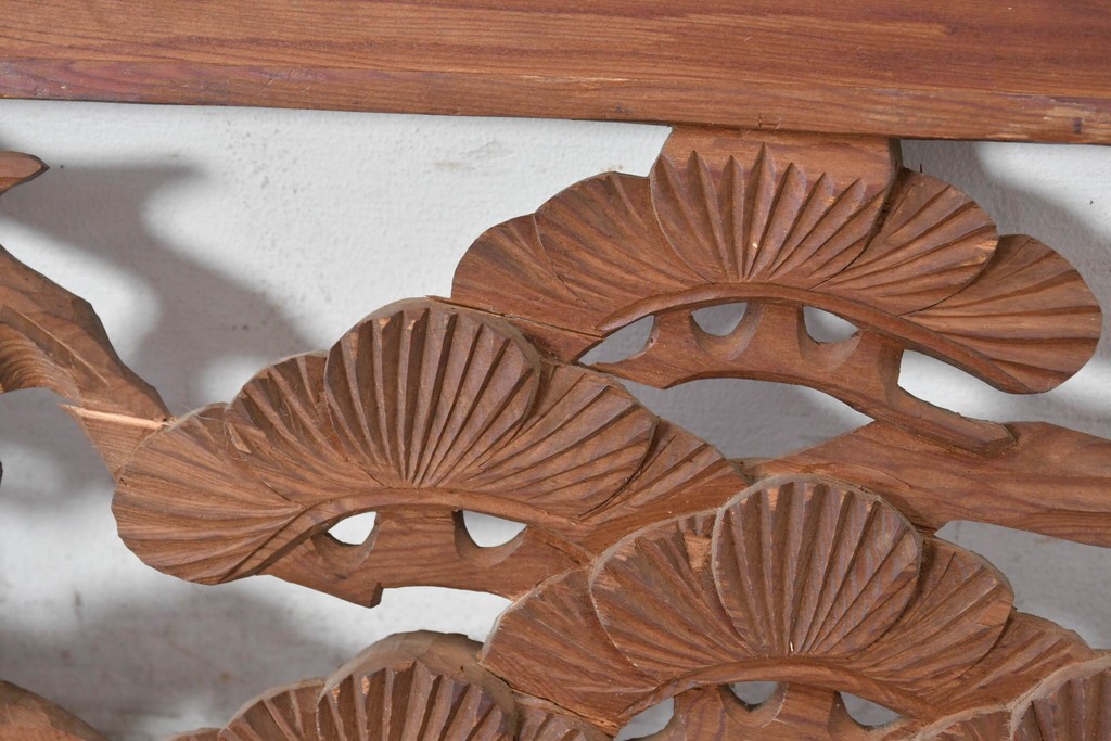 ヴィンテージ建具　昭和中期　在銘　松枝の広がりと飛翔する鶴が優雅な彫刻欄間2枚セット　(R-084889)