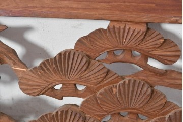 ヴィンテージ建具　昭和中期　在銘　松枝の広がりと飛翔する鶴が優雅な彫刻欄間2枚セット　(R-084889)