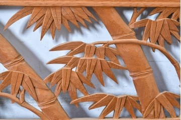 ヴィンテージ建具　昭和後期　井波彫刻　秋水作　菊竹図の吉祥意匠が見事な彫刻欄間1枚　(R-084890)