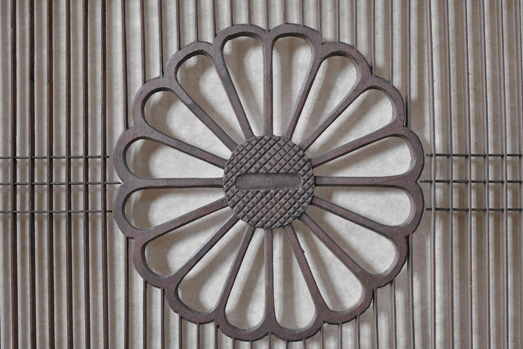 ヴィンテージ建具　昭和後期　竹と松・菊文様の彫刻をあしらった特大欄間　(R-084893)