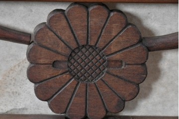 ヴィンテージ建具　昭和後期　竹と松・菊文様の彫刻をあしらった特大欄間　(R-084893)