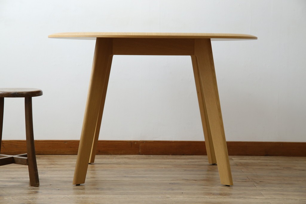 中古　arflex(アルフレックス)　CREDO(クレド)　E10　ホワイトオーク材　シンプルながら美しいフォルムのダイニングテーブル　(R-084895)