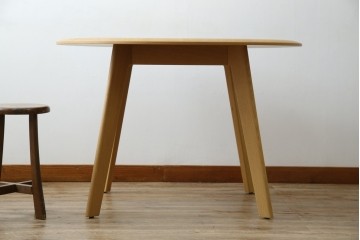 中古　arflex(アルフレックス)　CREDO(クレド)　E10　ホワイトオーク材　シンプルながら美しいフォルムのダイニングテーブル　(R-084895)