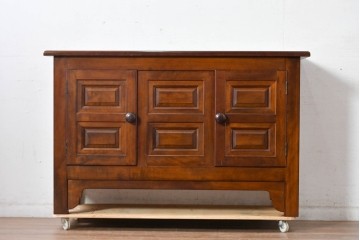 中古　松本民芸家具　クラシカルな佇まいが美しいE型サイドボード　定価約50万円相当　(R-084901)