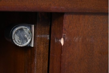 中古　松本民芸家具　クラシカルな佇まいが美しいE型サイドボード　定価約50万円相当　(R-084901)