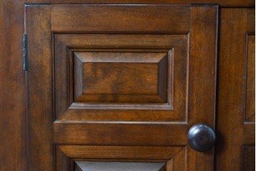 中古　松本民芸家具　クラシカルな佇まいが美しいE型サイドボード　定価約50万円相当　(R-084901)