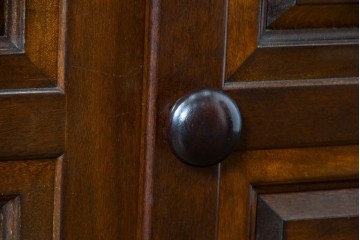 中古　松本民芸家具　クラシカルな佇まいが美しいE型サイドボード　定価約50万円相当　(R-084901)