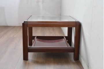 和製ヴィンテージ　スクエア型ガラストップの棚付き木製ローテーブル　(R-084903)