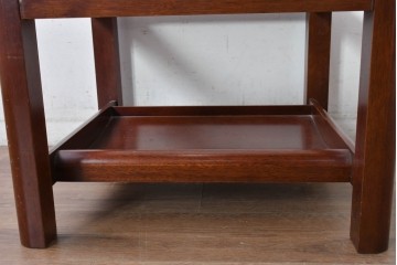 和製ヴィンテージ　スクエア型ガラストップの棚付き木製ローテーブル　(R-084903)