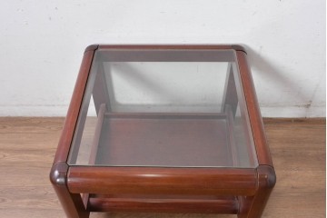 和製ヴィンテージ　スクエア型ガラストップの棚付き木製ローテーブル　(R-084903)
