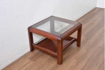 和製ヴィンテージ　スクエア型ガラストップの棚付き木製ローテーブル　(R-084903)