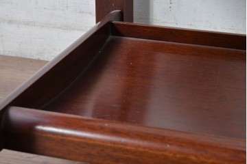 和製ヴィンテージ　スクエア型ガラストップの棚付き木製ローテーブル　(R-084903)