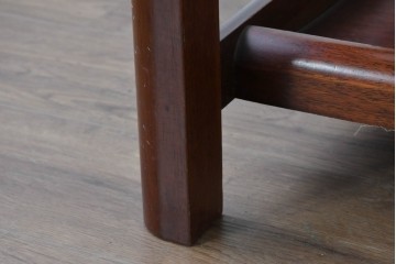 和製ヴィンテージ　スクエア型ガラストップの棚付き木製ローテーブル　(R-084903)