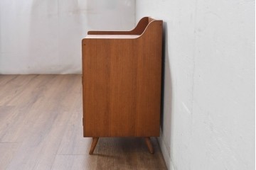 和製ビンテージ　希少!!　北欧デザインの国産品!!　チーク材の小さなサイドキャビネット(R-084904)