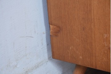 和製ビンテージ　希少!!　北欧デザインの国産品!!　チーク材の小さなサイドキャビネット(R-084904)