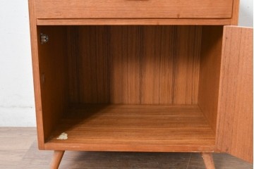 和製ビンテージ　希少!!　北欧デザインの国産品!!　チーク材の小さなサイドキャビネット(R-084904)