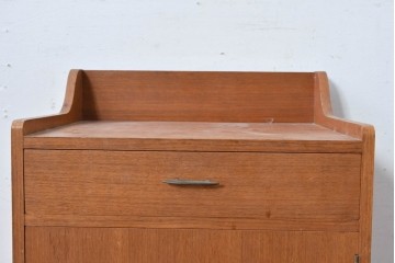 和製ビンテージ　希少!!　北欧デザインの国産品!!　チーク材の小さなサイドキャビネット(R-084904)
