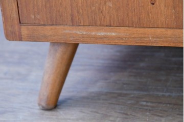和製ビンテージ　希少!!　北欧デザインの国産品!!　チーク材の小さなサイドキャビネット(R-084904)