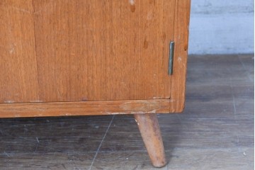 和製ビンテージ　希少!!　北欧デザインの国産品!!　チーク材の小さなサイドキャビネット(R-084904)