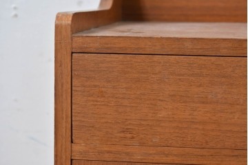 和製ビンテージ　希少!!　北欧デザインの国産品!!　チーク材の小さなサイドキャビネット(R-084904)