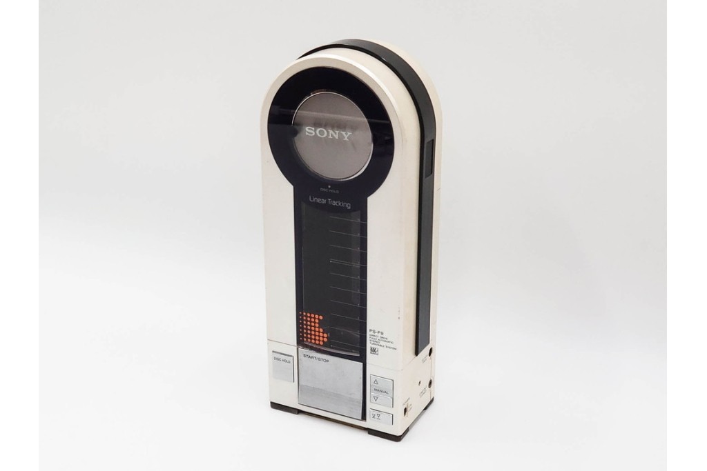 ジャンク品　SONY(ソニー)　フラミンゴ　ステレオターンテーブル　PS-F9　ポータブルプレイヤー　レコードプレーヤー　(R-084905)